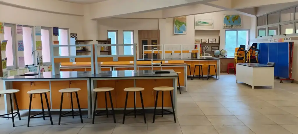 Standard lab Benches & Laboratory Workbench Manufacturers in by Varpar Engg Equipments Pvt Ltd